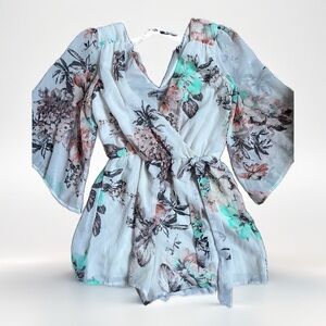 Flowery jumpsuit, excellent for a cool afternoon. Size M. Brand Bailey blue